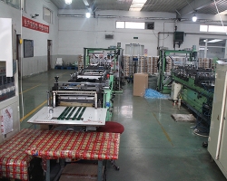 制(zhi)袋車(che)間-電(dian)腦高(gao)速三(san)邊封(feng)制袋(dai)機