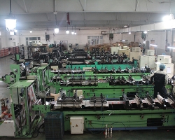 制(zhi)袋車(che)間-電(dian)腦高(gao)速三(san)邊封(feng)制袋(dai)機